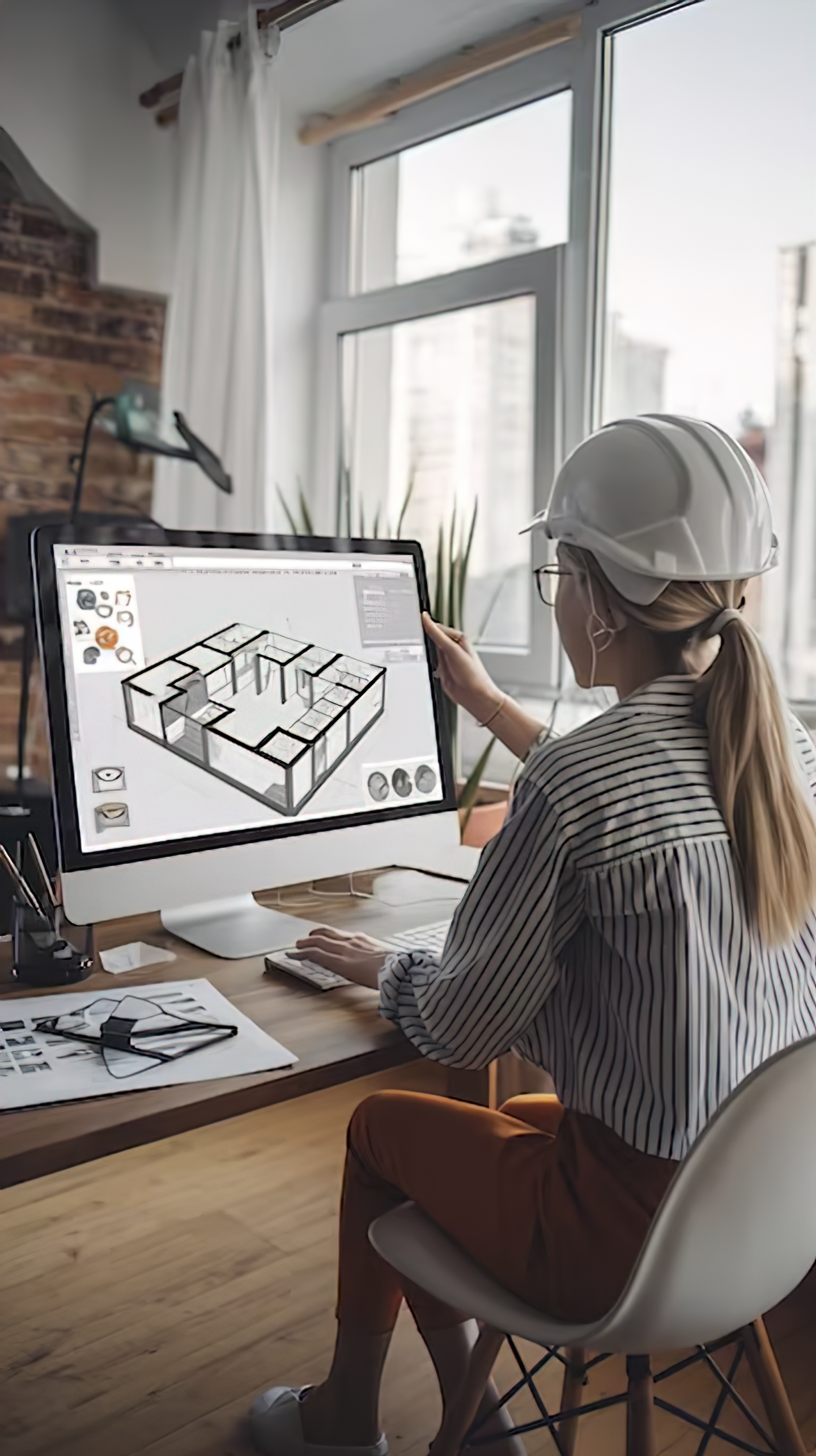 arquitecta-artista-creativa-en-3d-que-usa-una-computadora-de-escritorio-con-pantalla-que-muestra-un-proyecto-CAD-para-bienes-raíces